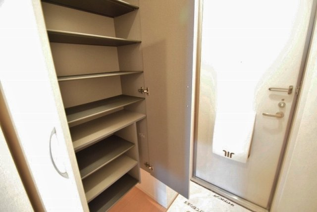 コスモ　ガーデンの玄関|下駄箱完備