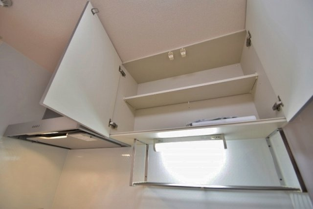 コスモ　ガーデンのキッチン|上部に棚あります