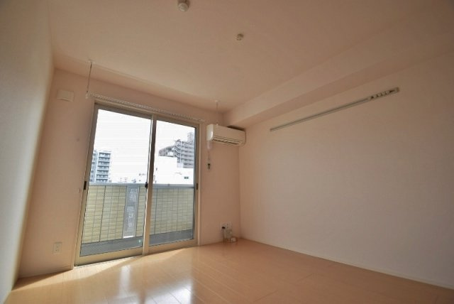 コスモ　ガーデンの居間・リビング|洋室７帖