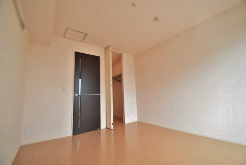 コスモ　ガーデンの寝室|明るい室内