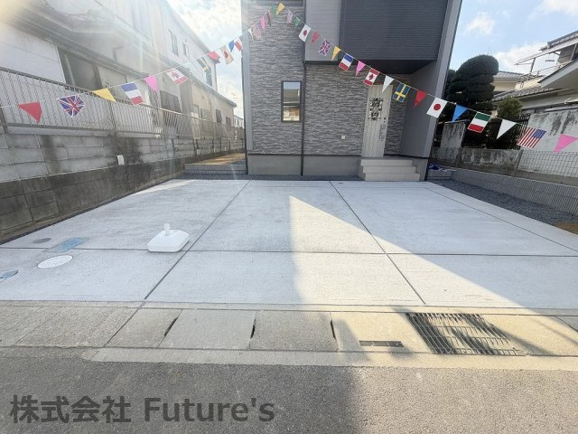 吉川市吉川2丁目　新築戸建　全1棟の駐車場|ご夫婦それぞれ＋来客用にも安心のカースペース並列3台分