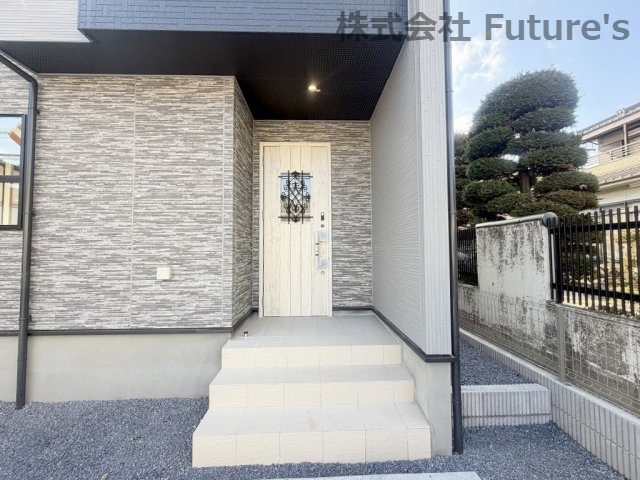 吉川市吉川2丁目　新築戸建　全1棟のエントランス|玄関アプローチ！オシャレなドアです