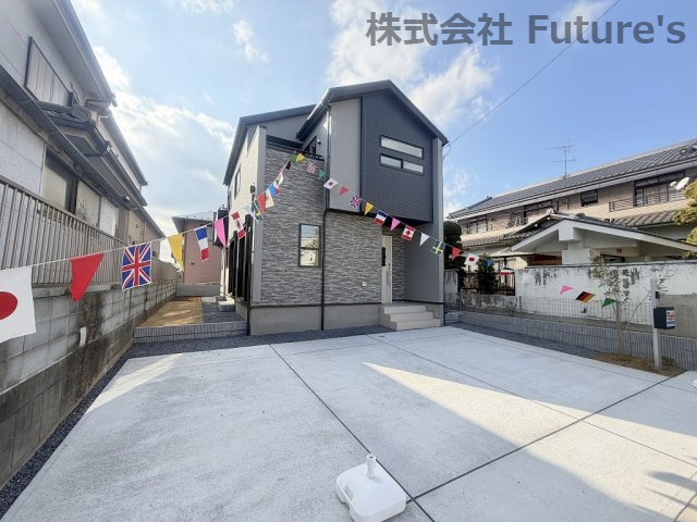 吉川市吉川2丁目　新築戸建　全1棟の外観|太陽光パネル搭載のエコ仕様新築住宅！前面道路約12ｍ×並列3台のゆとりある邸宅