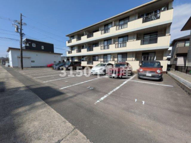 コアロード戸崎の駐車場