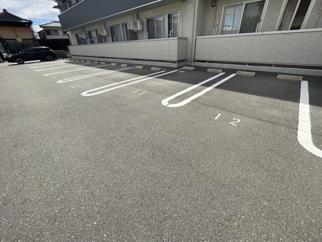 メゾン・ド・クルーの駐車場