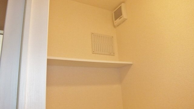 サリジエ　Ｃ棟のトイレ|トイレ上部に棚あります