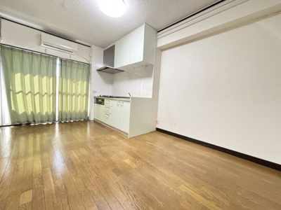 【居間・リビング】 | シェトア園田第一 | 南面バルコニーに面した明るいリビング