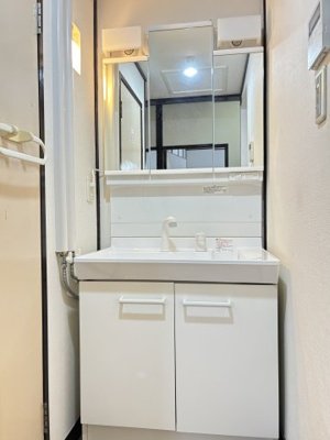 【独立洗面台】 | シェトア園田第一 | 足元収納は、ストック用品を収納するのに便利