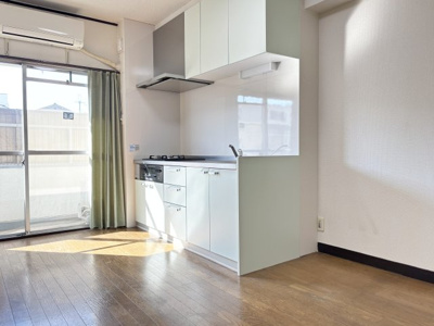 【居間・リビング】 | シェトア園田第一 | キッチン横に窓があり、明るく開放的です。また換気もできるので匂いもこもらないですね