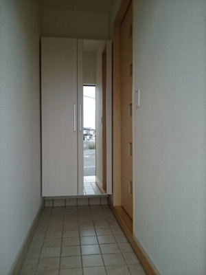 【玄関】 | ルスカＡ | 収納もある玄関です