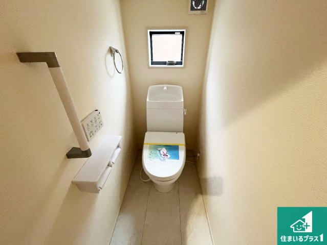 加古郡播磨町北本荘　第9期　新築一戸建てのトイレ|1・2階の2ヶ所にあるので、朝の忙しい時間の順番待ちもなく、深夜の利用にも大変便利です。