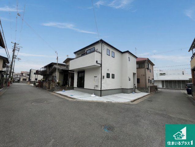 加古郡播磨町北本荘　第9期　新築一戸建ての前面道路含む現地写真|周辺は閑静な住宅街！前面道路広々で車の出し入れも便利です。駐車が苦手な方でも安心して車庫入れできます！