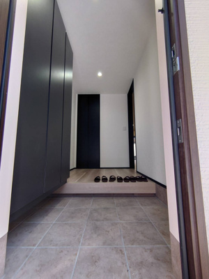 【玄関】 | 浜の宮駅：新築戸建住宅 | 広々した玄関と玄関ホール、大容量のシューズボックスと階段下の収納スペースがあります　現地から０７９－４２４－７５７５へお電話いただけば最短５分で内覧できます