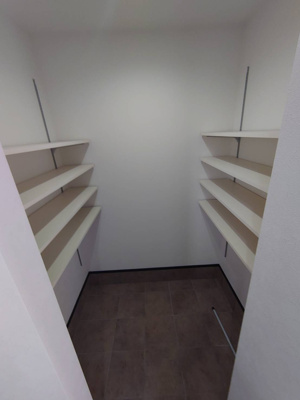 【玄関】 | 浜の宮駅：新築戸建住宅 | 玄関横にはシューズインクローゼットまで装備されています　現地から０７９－４２４－７５７５へお電話いただけば最短５分で内覧できます