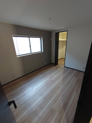 【洋室】 | 浜の宮駅：新築戸建住宅 | 主寝室　奥にはウォークインクローゼットまであります　現地から０７９－４２４－７５７５へお電話いただけば最短５分で内覧できます