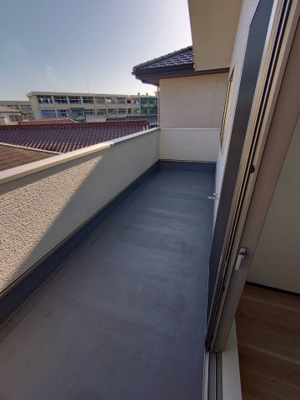 【バルコニー】 | 浜の宮駅：新築戸建住宅 | 南東向きの幅広バルコニー　蛇口水栓も付いています　現地から０７９－４２４－７５７５へお電話いただけば最短５分で内覧できます