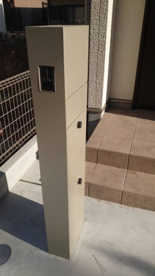 【玄関】 | 浜の宮駅：新築戸建住宅 | サインポストには宅配ボックスも付いています　現地から０７９－４２４－７５７５へお電話いただけば最短５分で内覧できます