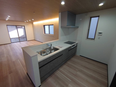 【居間・リビング】 | 浜の宮駅：新築戸建住宅 | １６帖　開放的なカウンターキッチンのＬＤＫ　現地から０７９－４２４－７５７５へお電話いただけば最短５分で内覧できます