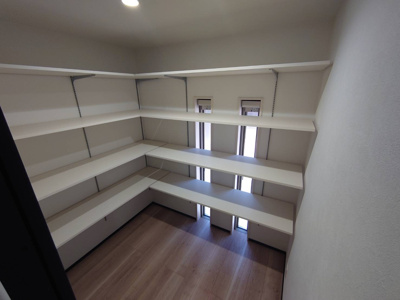 【キッチン】 | 浜の宮駅：新築戸建住宅 | キッチン裏には収納力抜群のパントリー（食品庫）があります　現地から０７９－４２４－７５７５へお電話いただけば最短５分で内覧できます