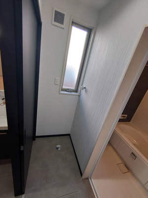 【ランドリースペース】 | 浜の宮駅：新築戸建住宅 | 洗面室の奥がランドリースペース、その奥が浴室になります　現地から０７９－４２４－７５７５へお電話いただけば最短５分で内覧できます