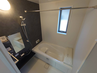 【浴室】 | 浜の宮駅：新築戸建住宅 | 腰を掛けてゆっくり半身浴が出来る１坪サイズのユニットバス　浴室暖房乾燥機も装備されています　現地から０７９－４２４－７５７５へお電話いただけば最短５分で内覧できます