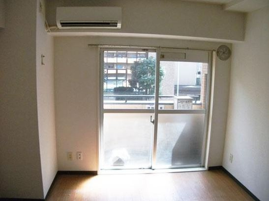 ダイアパレス御苑前の洋室|日当たり良好なお部屋