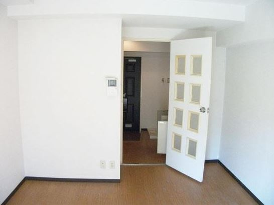 ダイアパレス御苑前の内装|扉がオシャレな綺麗な内装