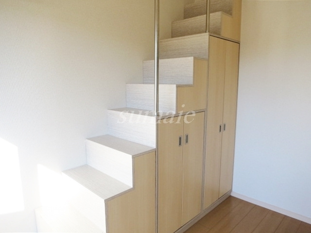 アイ・アム十条ウエストヒルズの設備|ロフトに上がる階段です☆