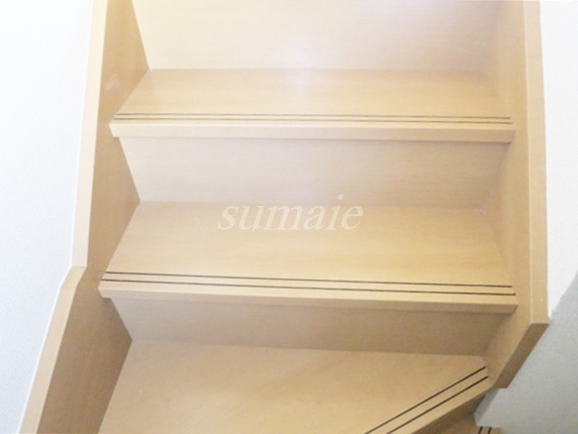 アイ・アム十条ウエストヒルズの居間・リビング|お部屋に上がる階段です☆