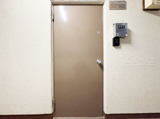 【その他共用部分】 | 皆様をお迎えする、お部屋の玄関ドア。開けやすさや開放角度、ドアノブの操作しやすさや鍵の形状などを、現地で一度ご確認ください。～即日のご見学可能～　お問合せはお気軽にどうぞ。