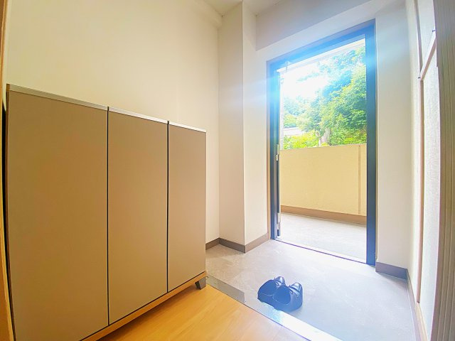 湯河原サニーハイツ1号館の玄関