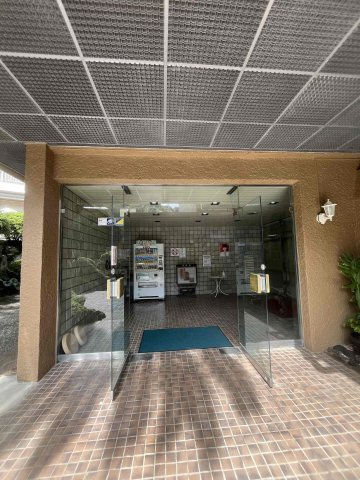 湯河原サニーハイツ1号館のエントランス