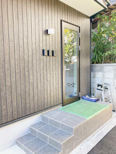 杉並区梅里１丁目のアパートのエントランス