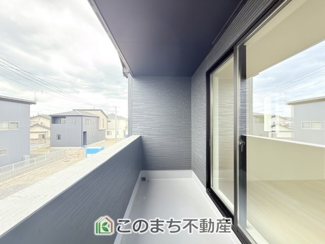 グラファーレ宇都宮市上戸祭2期のバルコニー|南向きの大型バルコニーは陽当り良好で、たっぷりのお洗濯物もよく乾きます！
さらにインナーバルコニーなので雨の日でも安心してお出かけできますね♪