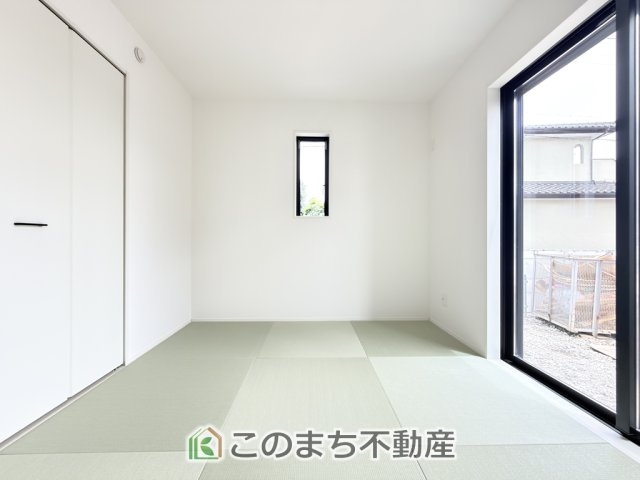 グラファーレ宇都宮市上戸祭2期の和室|お子様のお昼寝にも便利な和室です。大きな窓から暖かな日差しが差し込みます♪