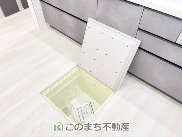 グラファーレ宇都宮市上戸祭2期のキッチン|キッチンには床下収納を備え、食品や日用品のストック収納に便利。すっきり片付く使い勝手の良い設備です。
