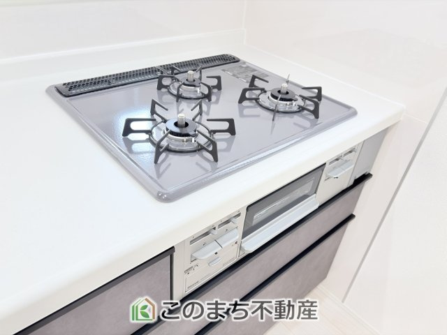 グラファーレ宇都宮市上戸祭2期のキッチン|三ツ口コンロ採用で、同時調理もスムーズ◎！お料理を並べられるカウンター付きで、配膳・片付けをサポート！リビングで過ごすご家族とコミュニケーションを楽しみながら作業可能です♪