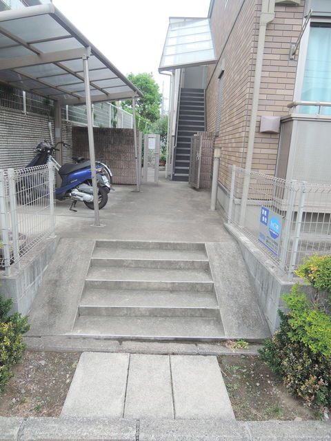 クリプトメリアのロビー|ゆとりあるエントランスアプローチ