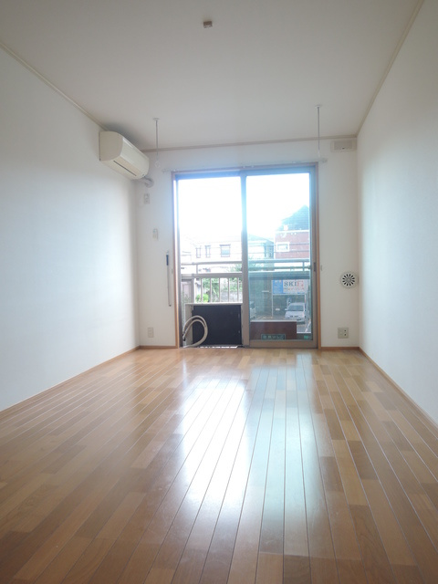 クリプトメリアの居間・リビング|広々としたフローリングの洋室８帖