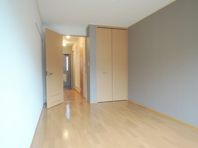 クリプトメリアの洋室|アクセントクロスがポイントの室内　洋室８帖