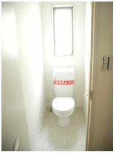 【トイレ】 | 下落合戸建 | 窓ありなので、採光で明るいトイレ