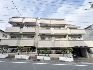 【外観】 | 手入れの行き届いた外壁やエントランスなど、「見ればわかる」レベルで清潔感を保ったマンションです。築年数を感じさせない姿で皆様をお出迎えします。～即日のご見学可能～　お問合せはお気軽にどうぞ。