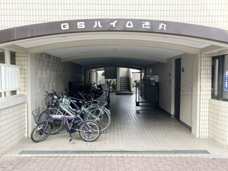 【エントランス】 | お客様を、そして住人を出迎えてくれるマンションのエントランス。ゴミが落ちていないことからも、管理状態の良さや住民の節度の高さが見て取れます。～即日のご見学可能～　お問合せはお気軽にどうぞ。
