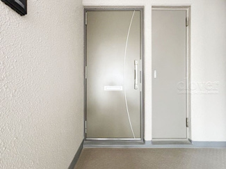 【その他共用部分】 | 皆様をお迎えする、お部屋の玄関ドア。開けやすさや開放角度、ドアノブの操作しやすさや鍵の形状などを、現地で一度ご確認ください。～即日のご見学可能～　お問合せはお気軽にどうぞ。