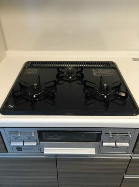 メイクスデザイン新宿の設備|３口ガスコンロ、グリル付き