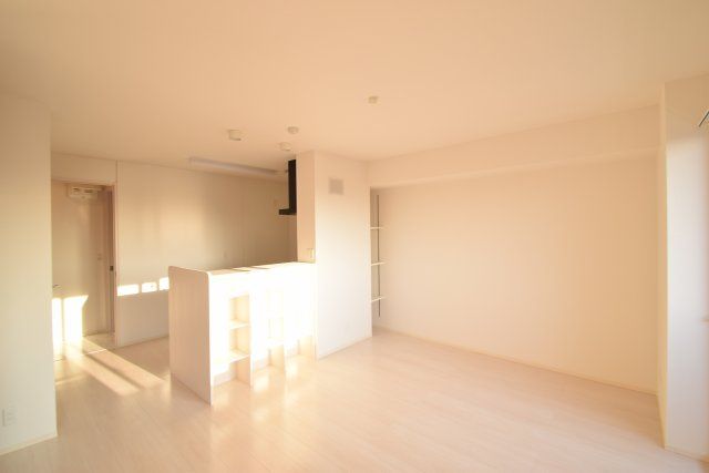 テラス市川高谷の居間・リビング|こちらの居間で趣味の時間をお楽しみください