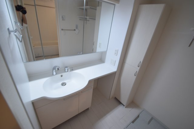 テラス市川高谷の洗面所|明るい洗面所です