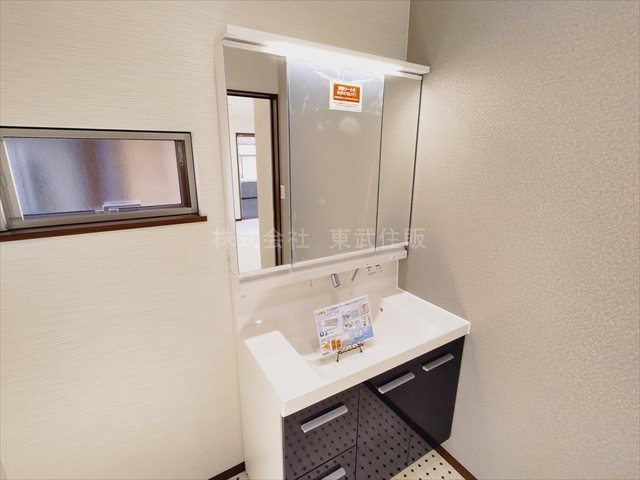 【独立洗面台】 | 鶴ヶ島市上広谷　全１棟 | 独立洗面台、小物を置くことができて便利です