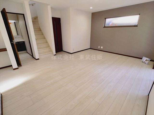 【居間・リビング】 | 鶴ヶ島市上広谷　全１棟 | こちらの18.0帖のリビングで趣味の時間をお楽しみください