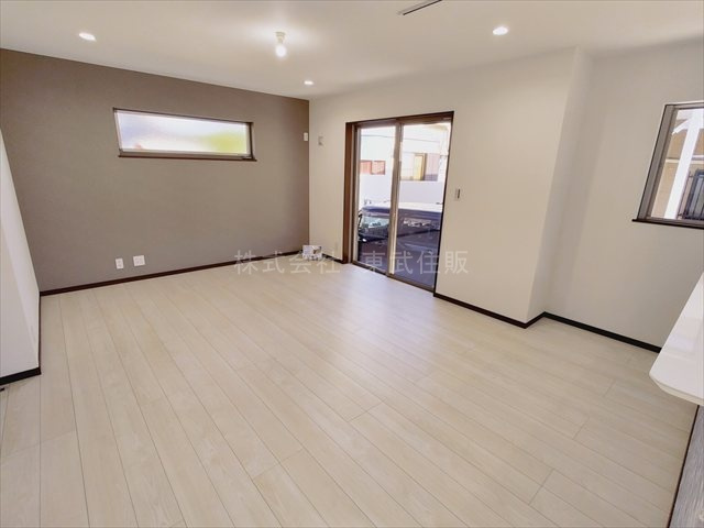 【居間・リビング】 | 鶴ヶ島市上広谷　全１棟 | 開放感があり日当たり良好です